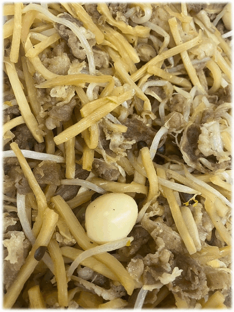 「牛肉と筍の中華炒め🐂」　「ソーセージのデミグラスソース」　「豚肉の甘味噌炒め」　「厚揚げと玉こんにゃくのそぼろ煮」　「豚肉と黒舞茸のポン酢炒め」　「杏仁豆腐」　「キウイ🥝」