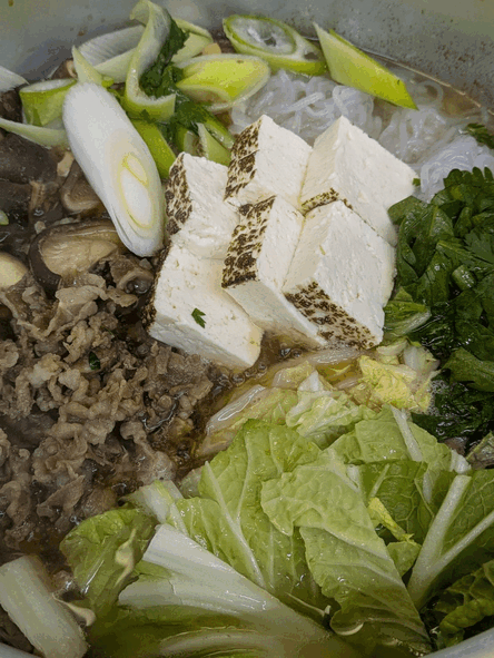 「牛肉のすき煮🍲」「豚バラともやしのスタミナ炒め🍖🥬」「エビマヨ🦐」「ツナ＆マカロニサラダ🥗」「麻婆豆腐🌶」「メロン🍈」「ヨーグルト🥛」