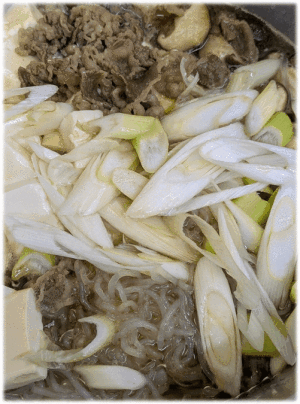 「牛すき煮🐂」　「海老と豆腐のとろみ煮🦐」　「やわらか 煮豚🐖」　「中華風 肉団子🍖」　「春雨サラダ🥗」　「ぶどう🍇」　「マンゴーゼリー🥭」