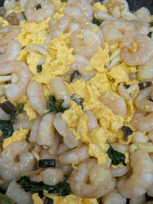 「海老とほうれん草の玉子炒め🦐」 「新潟名物 たれカツ」  「牛肉とトマトの牡蠣油風味🐂🍅」 「ボイルウインナー🌭」  「ツナ＆マカロニサラダ🥗」 「さくらんぼ🍒」 「プリン🍮」