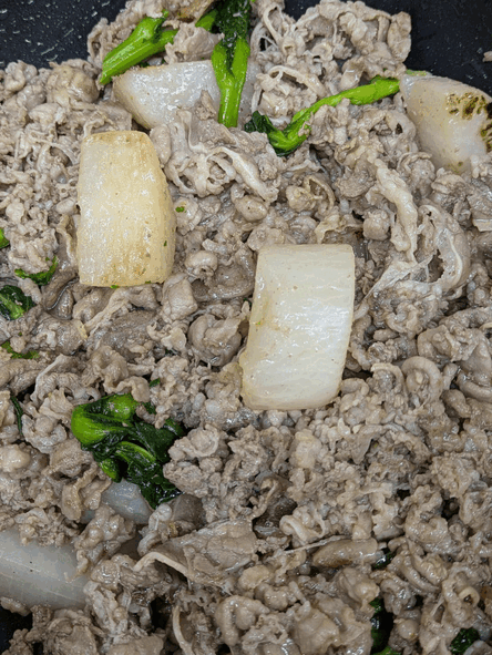 「牛肉と大根の正油煮🐂」　「肉野菜中華炒め🍖🥬」 「新潟名物　たれカツ」　「ロールキャベ🥬」 「春雨サラダ🥗」　「りんご🍎」　「杏仁豆腐🥛」